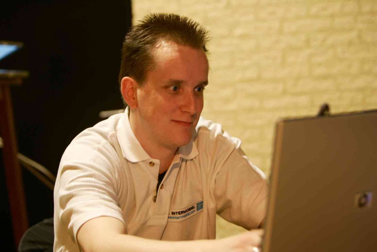 Danny zorgde ervoor dat Veroni met haar vriendin via de webcam en MSN mee konden kijken.